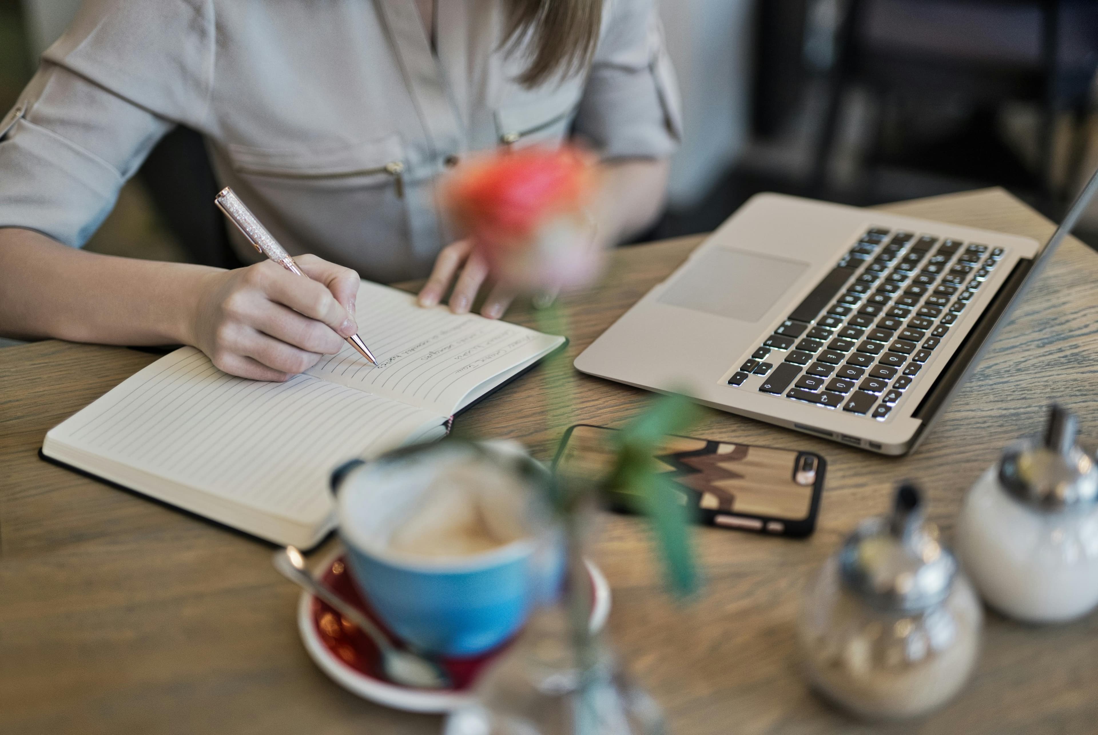 Person tippt am Laptop und erstellt Website-Inhalte