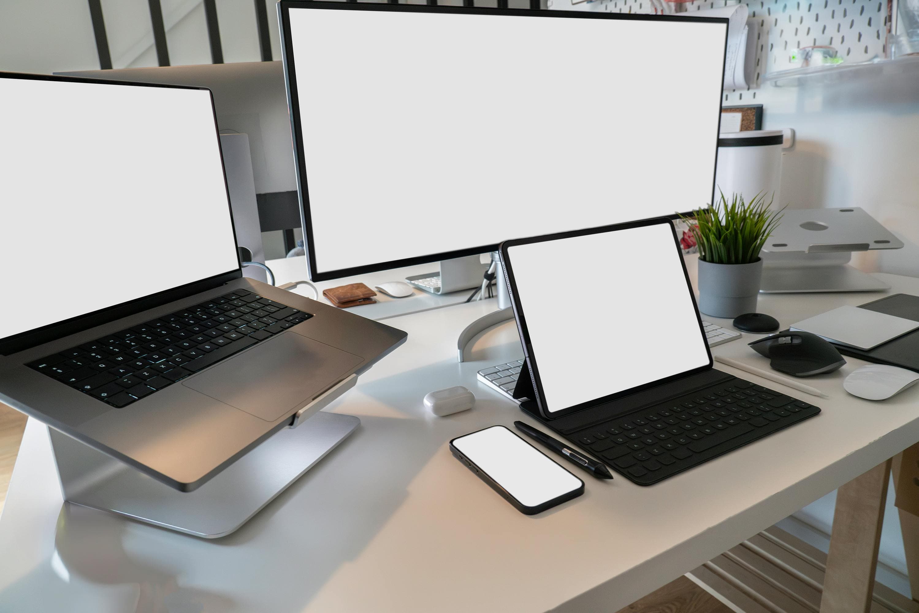 Website wird auf verschiedenen Geräten dargestellt - Smartphone, Tablet, Desktop