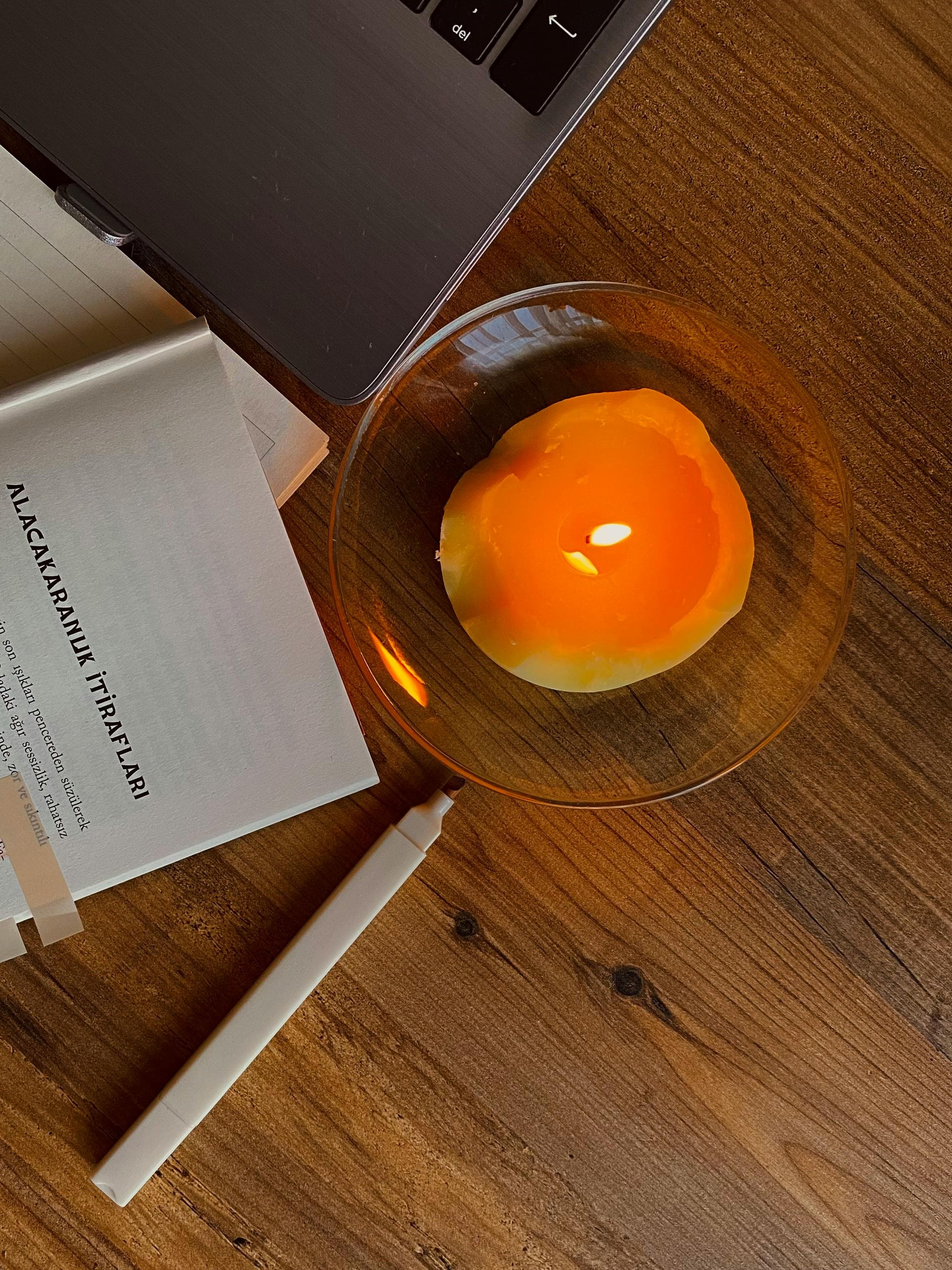 Person arbeitet am Laptop mit verschiedenen digitalen Schreibtools