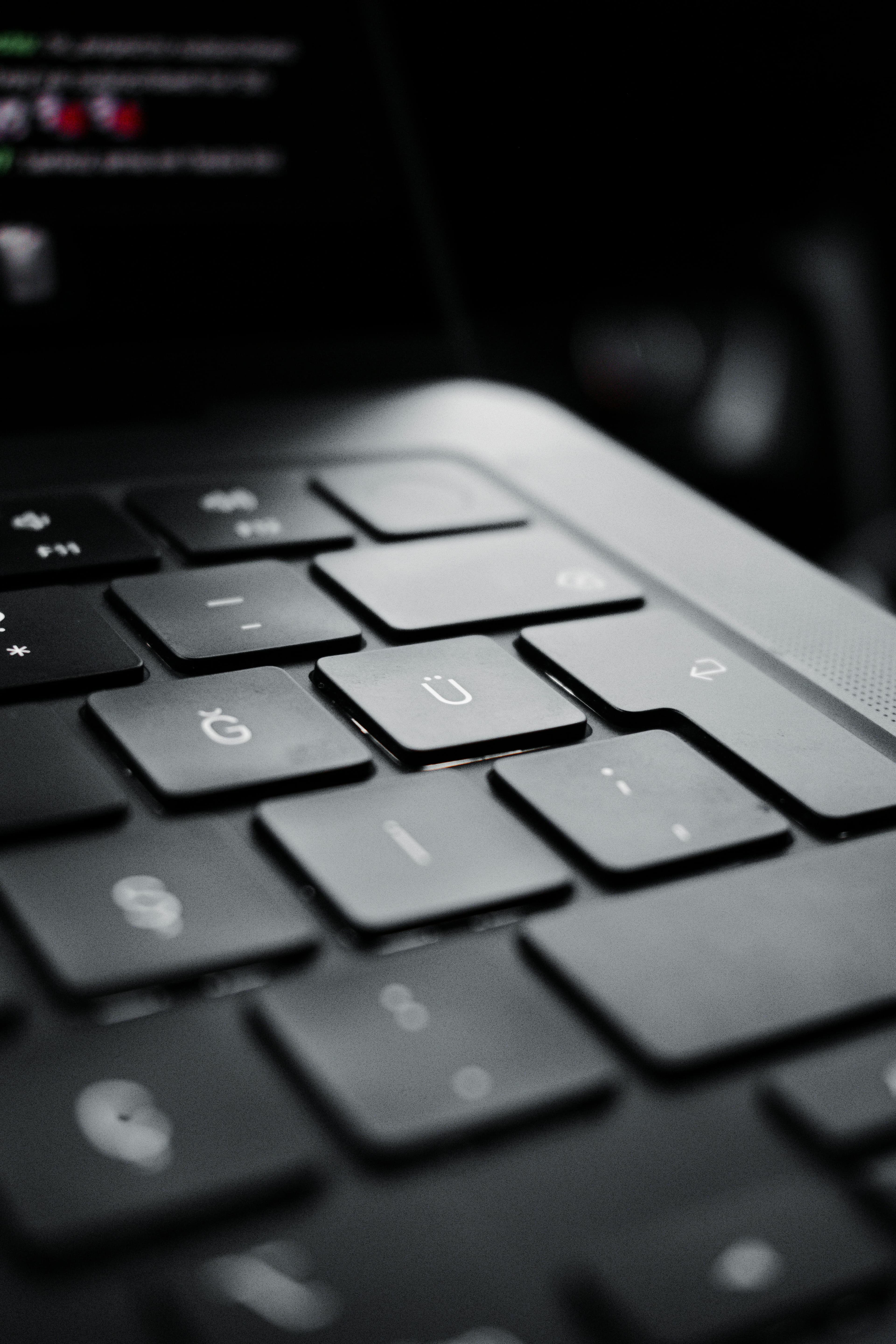 Aufgeräumter, minimalistischer Arbeitsplatz mit modernem Computer