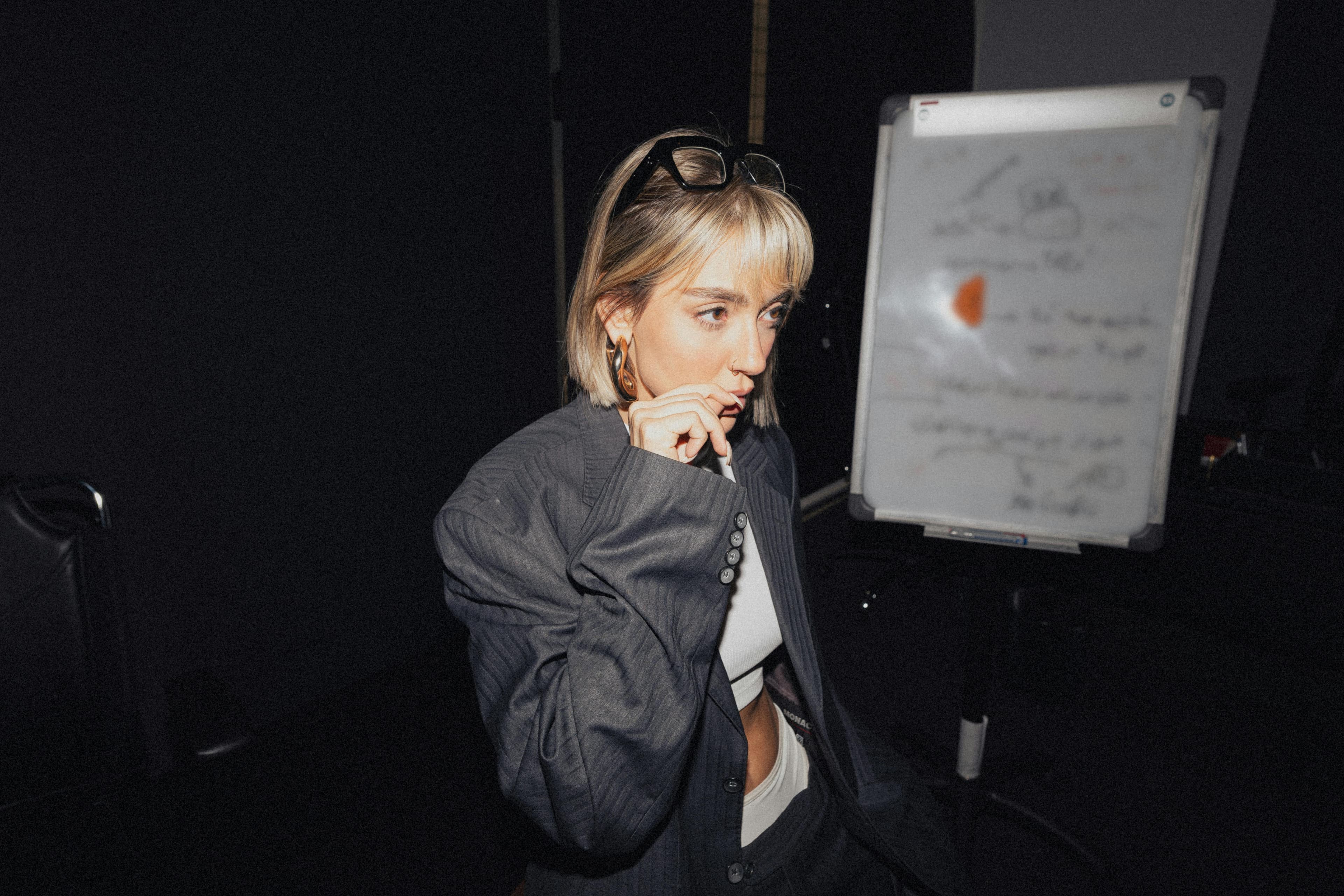 Ein kreatives Team arbeitet gemeinsam an Designentwürfen und Infografiken