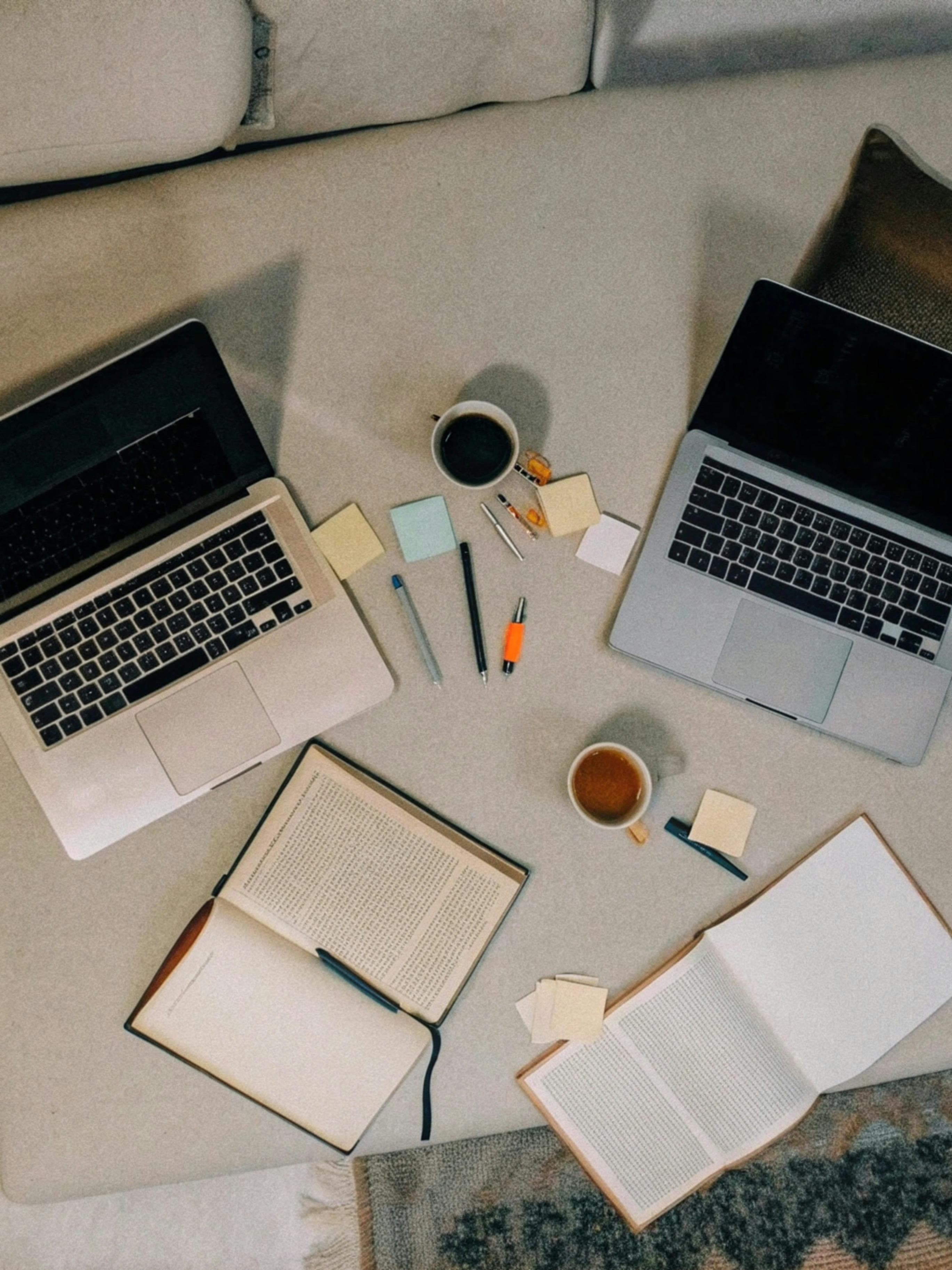 Laptop mit PR-Software auf einem modernen Schreibtisch