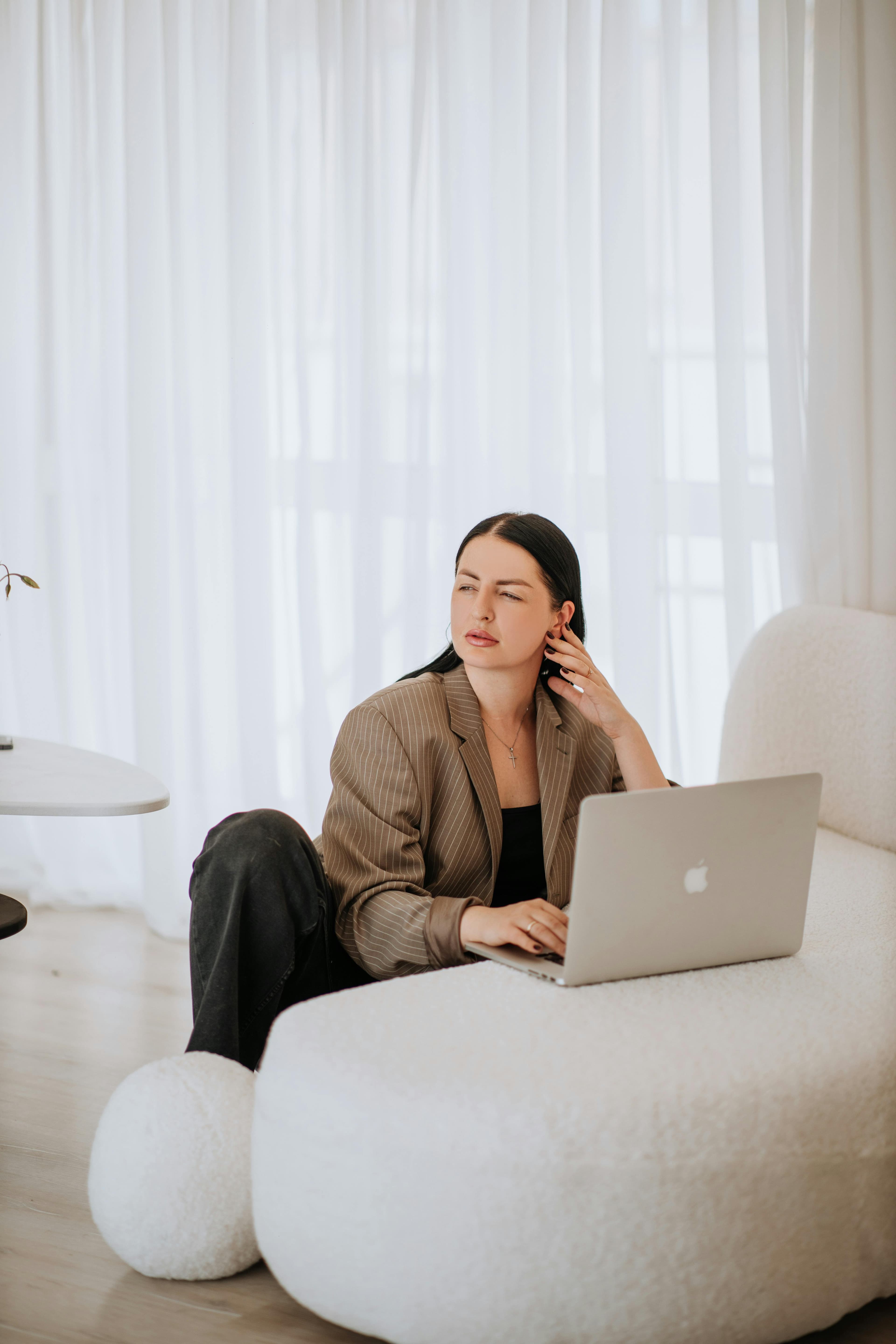 Aufgeräumter Arbeitsplatz mit Laptop und Notizen für produktives Arbeiten