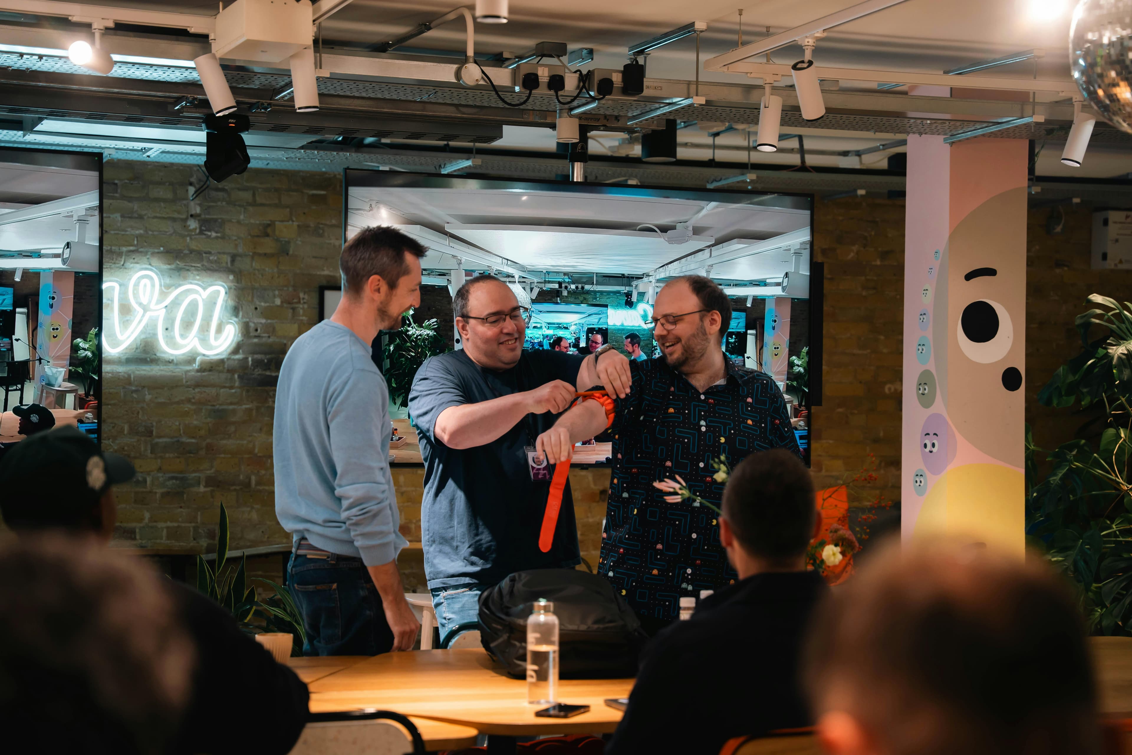 Team arbeitet gemeinsam an E-Commerce Projekt