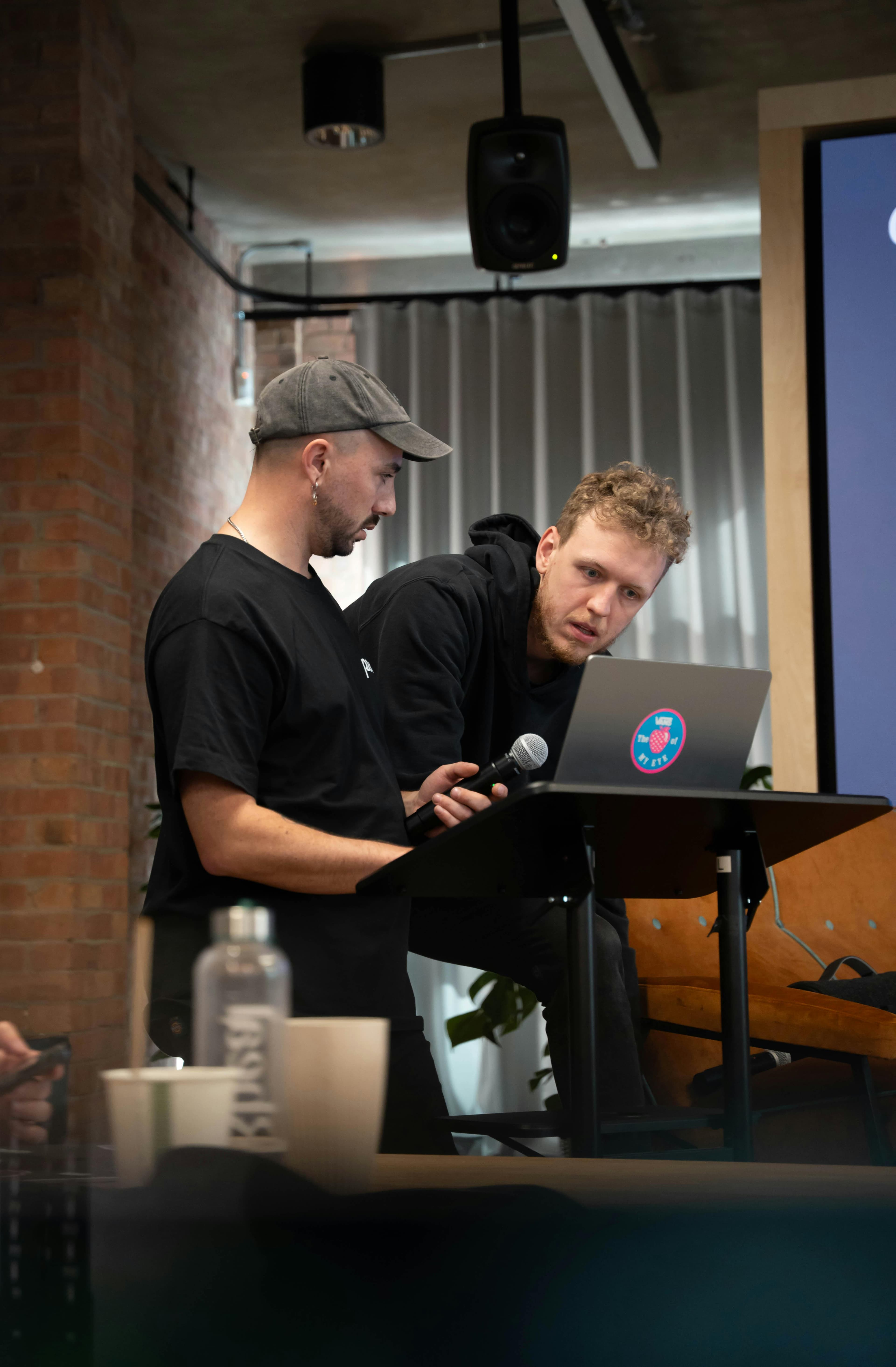 Person plant E-Commerce Strategie am Laptop