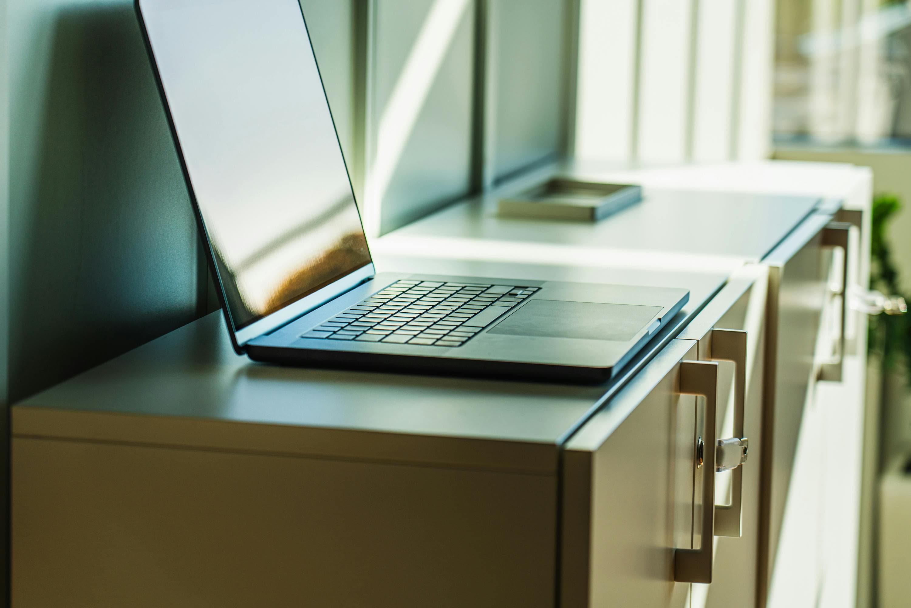 Freelancer arbeitet an einer Website-Entwicklung am Laptop