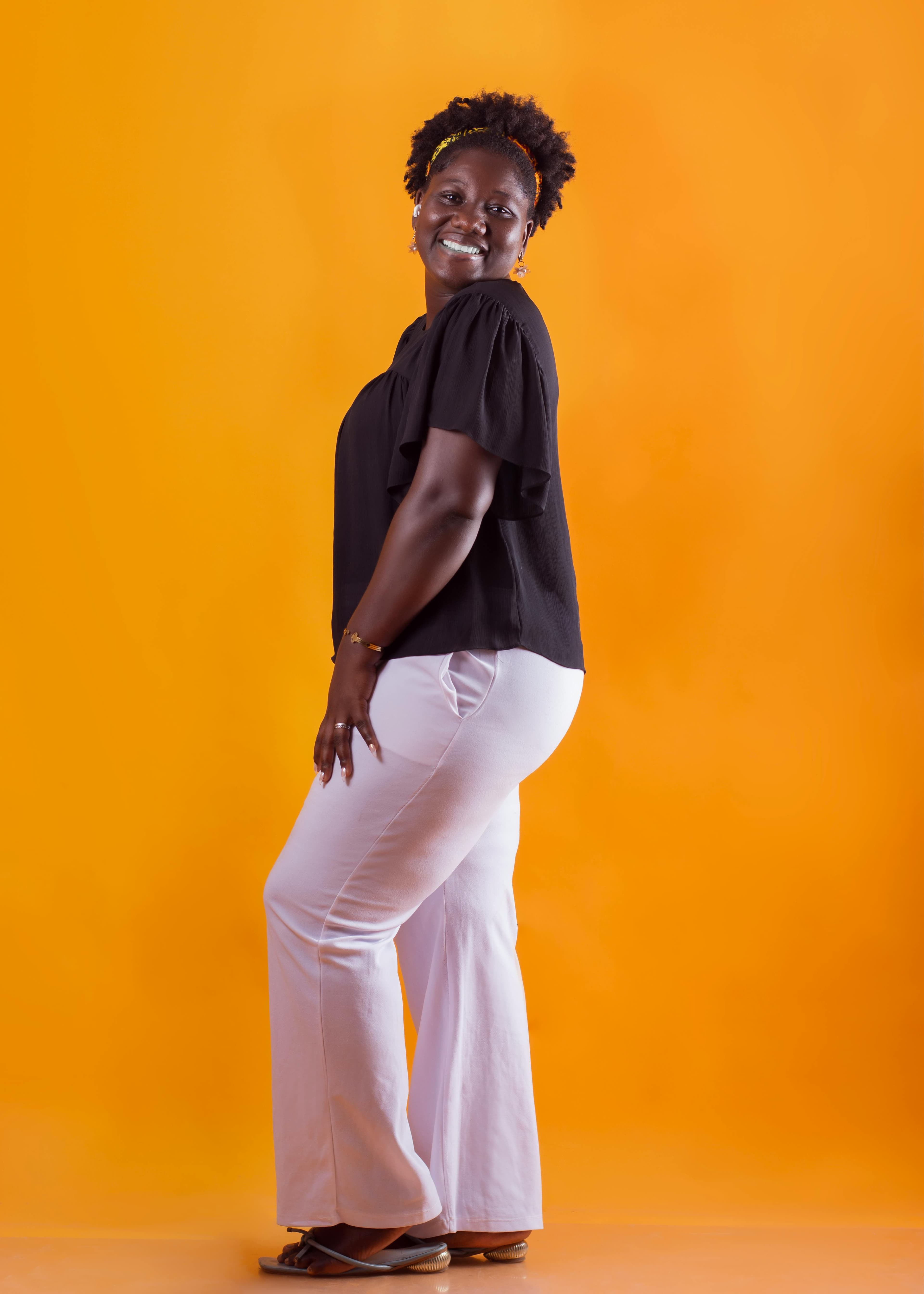 Professionelles Fotostudio mit Beleuchtung und Kameraausrüstung