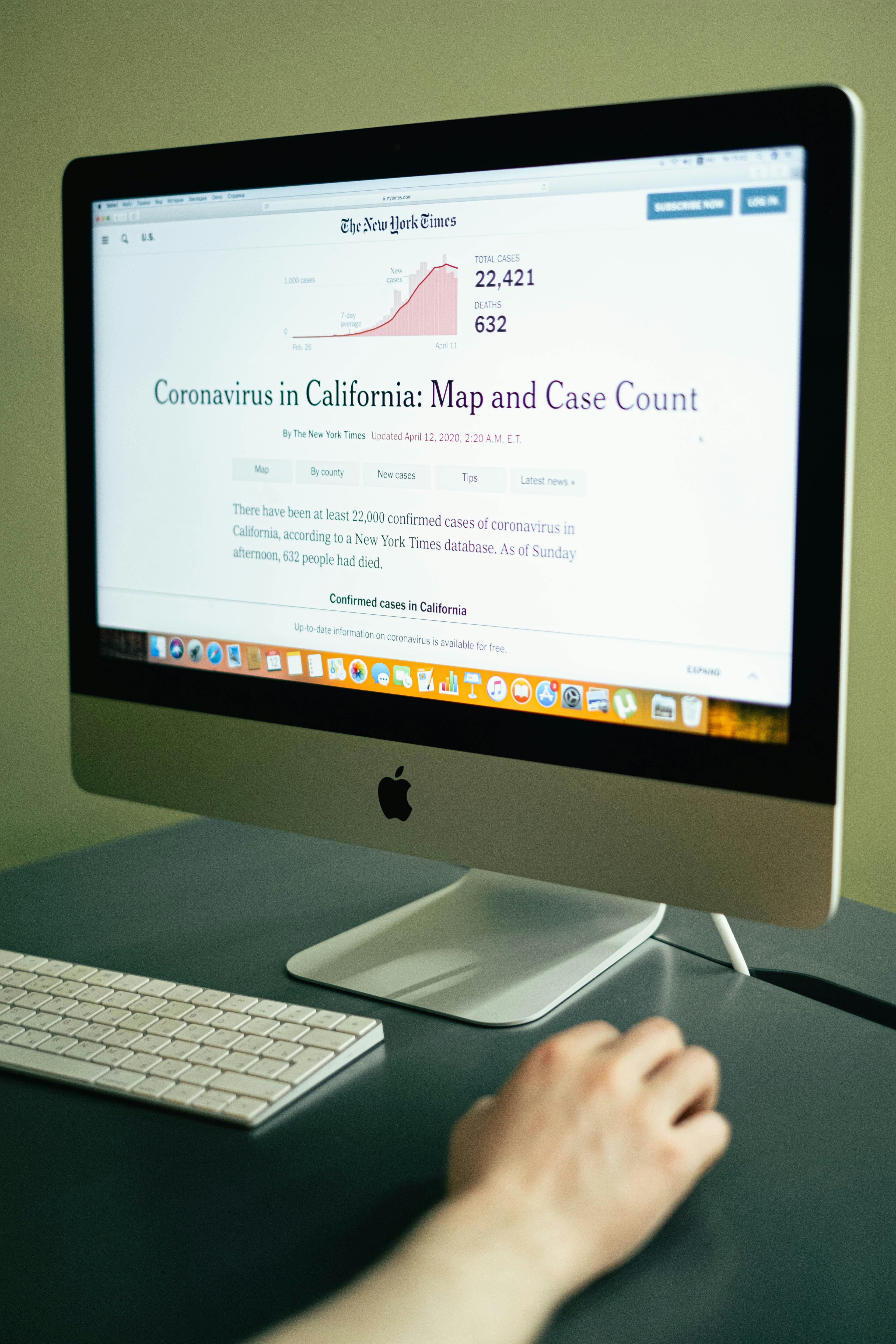Person navigiert Website mit Tastatur