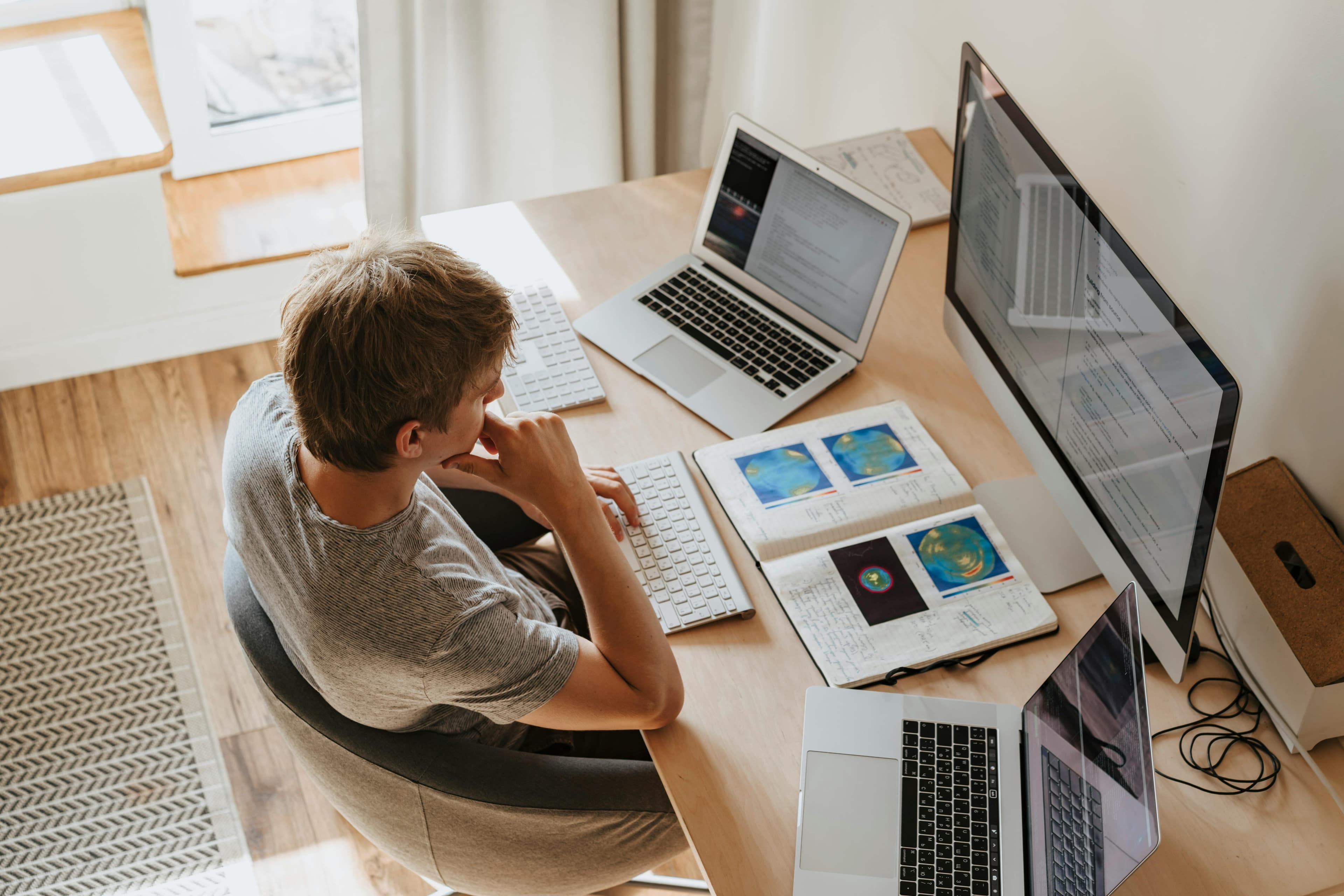 Entwickler arbeitet an Website-Projekt am Laptop