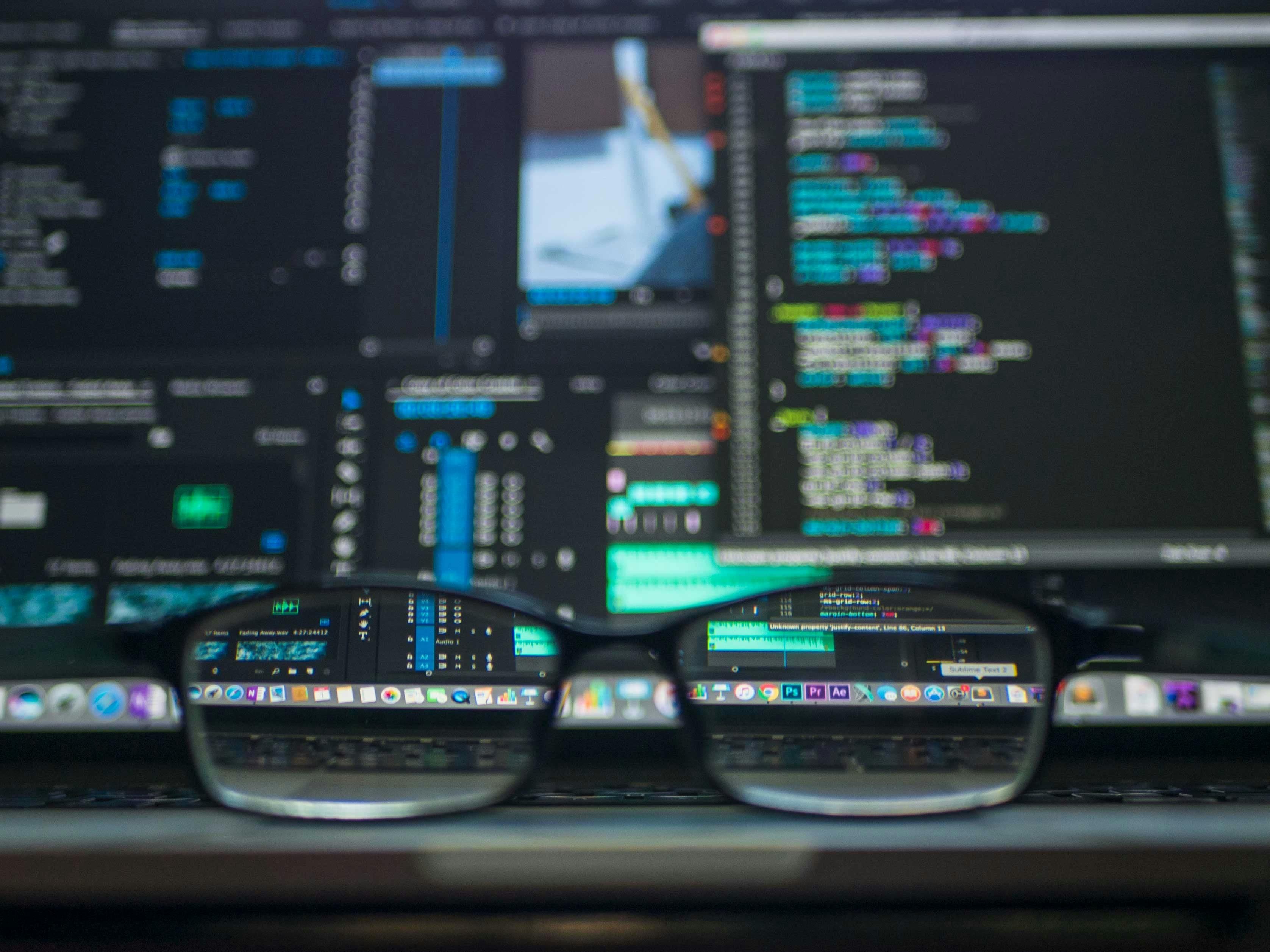 Laptop-Bildschirm mit benutzerfreundlicher FAQ-Interface