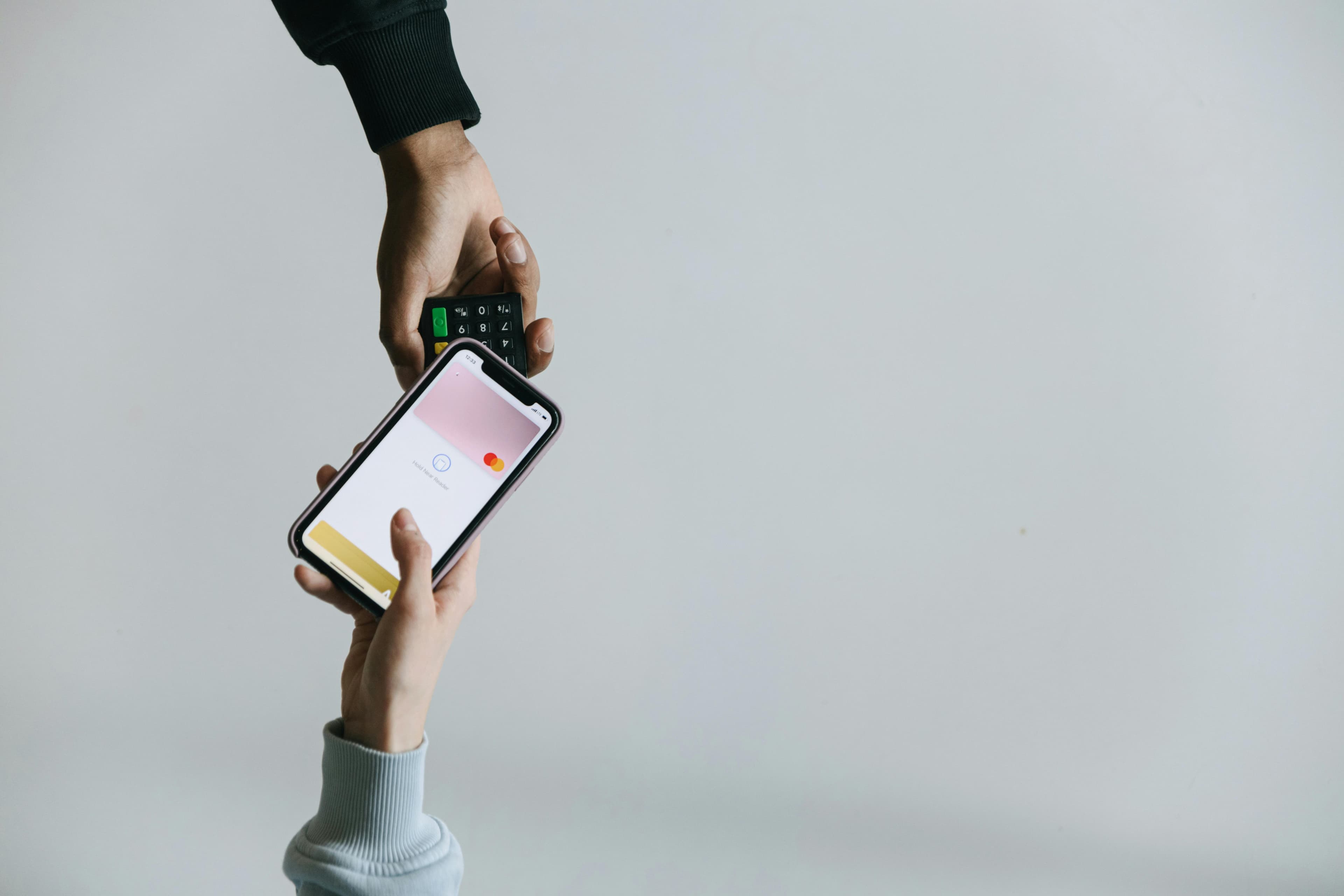 Kunde gibt Online-Bewertung über Smartphone ab