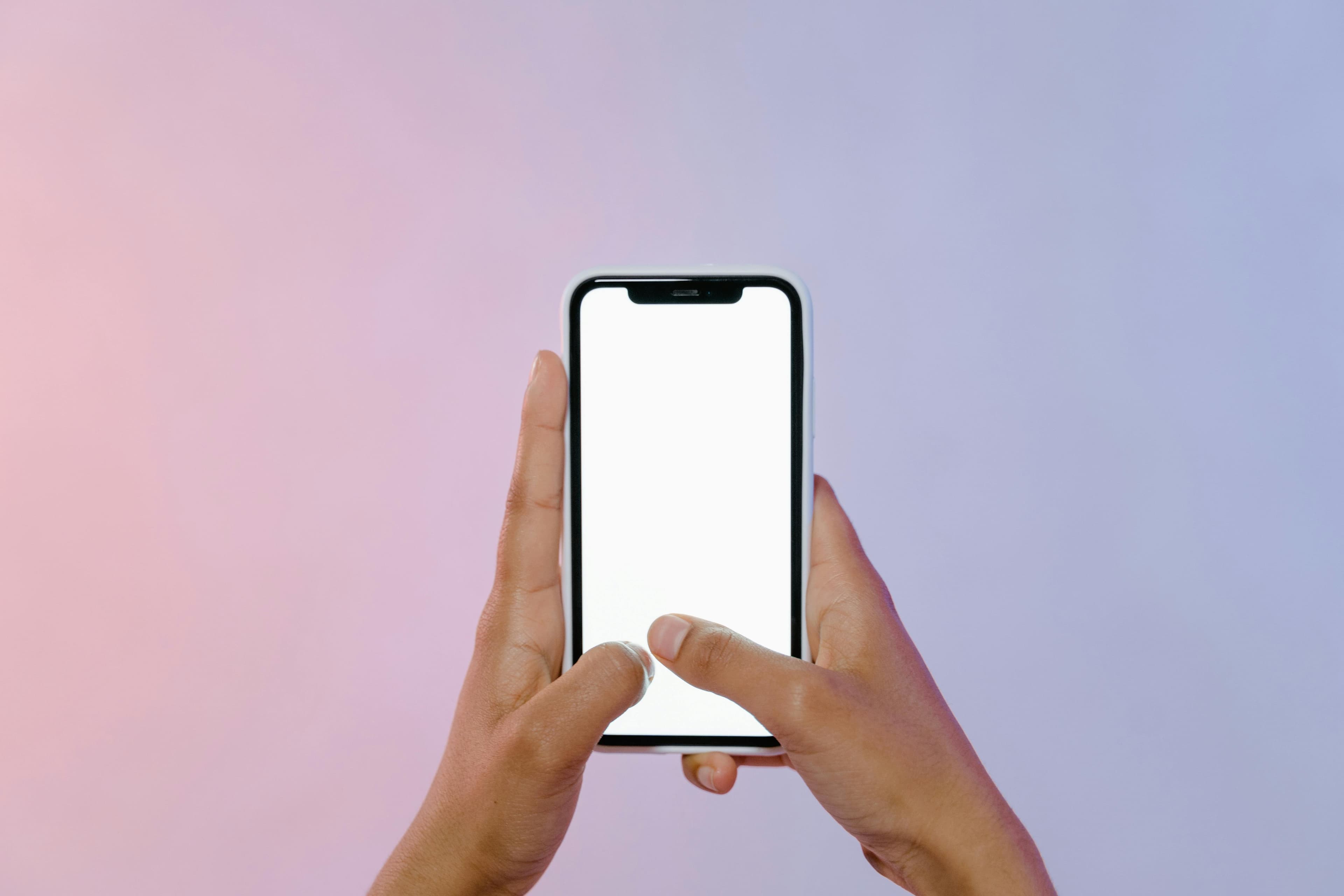 Smartphone und Tablet zeigen responsive Website-Design