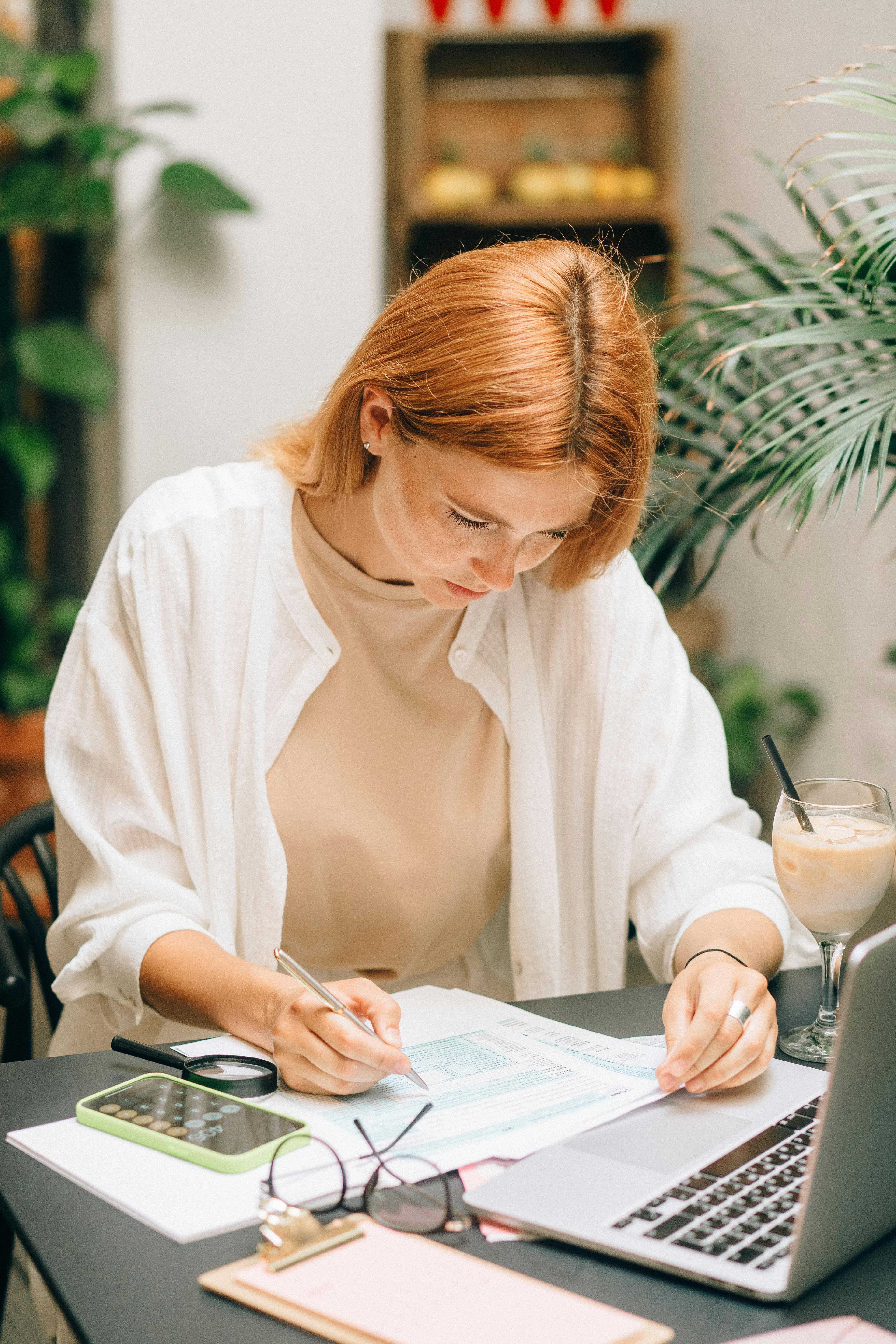 Person schreibt professionelle Texte am Laptop
