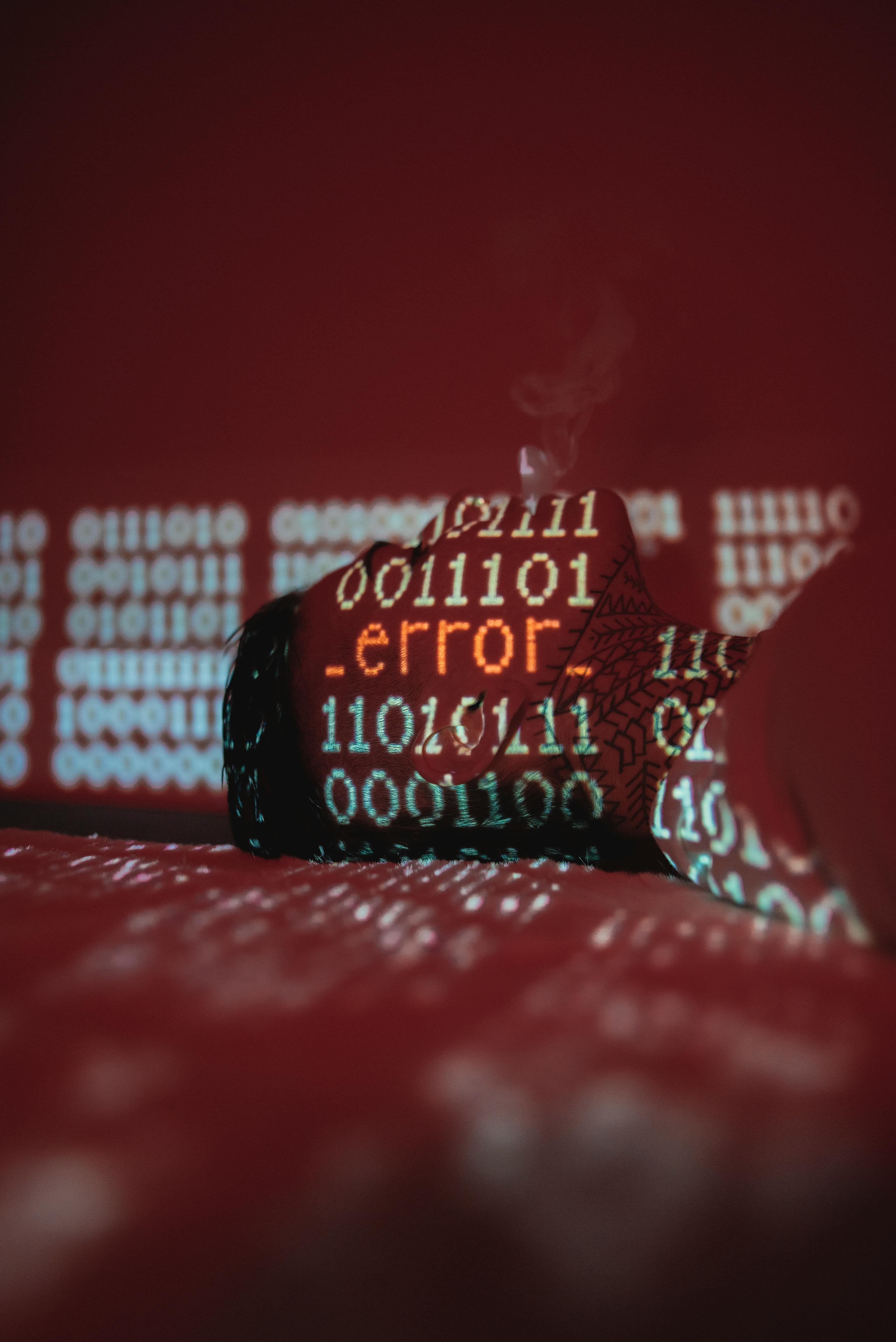 Computerbildschirm mit Fehlermeldung und Warnsymbolen
