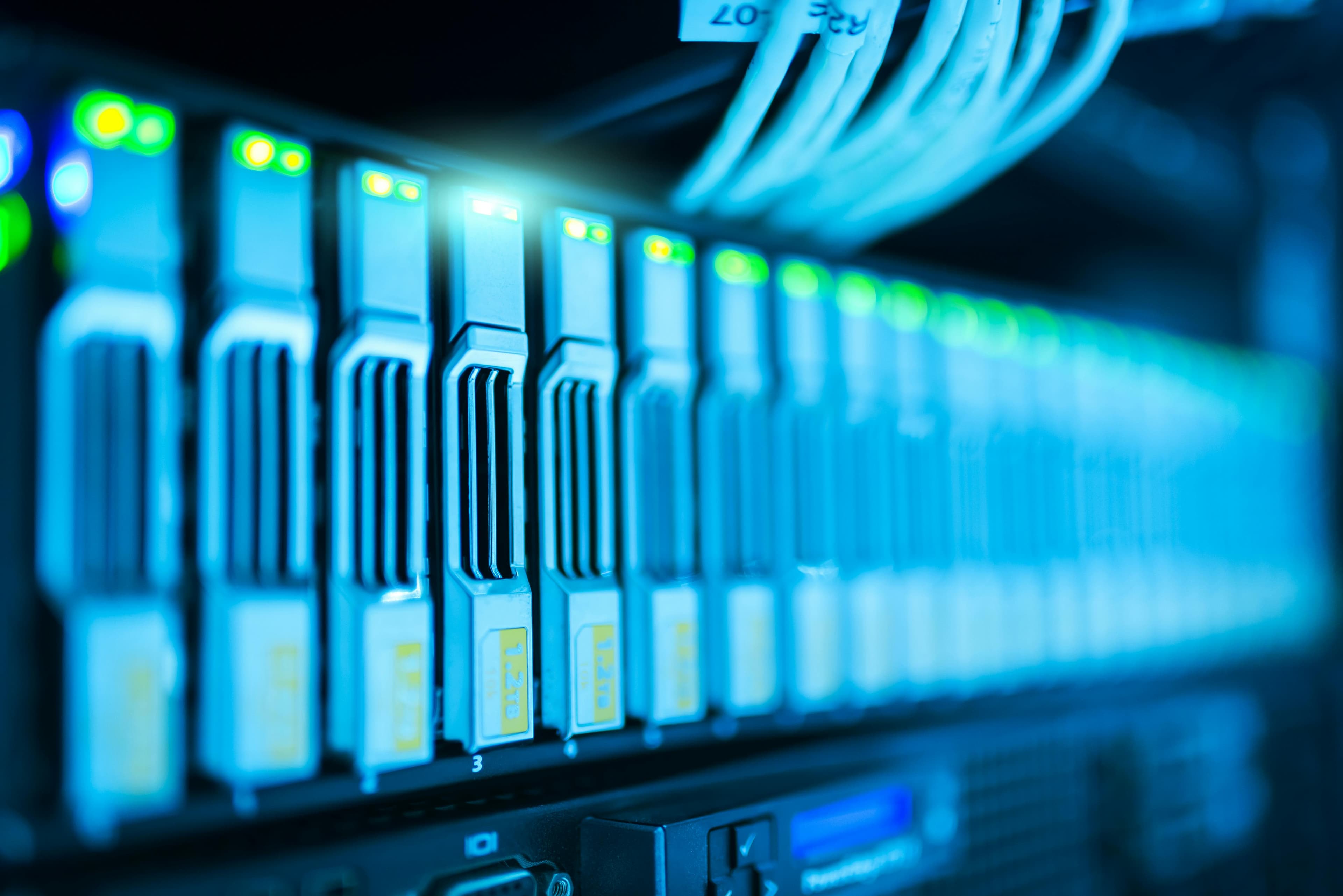Moderne Server-Infrastruktur mit Glasfaserkabeln und LED-Beleuchtung