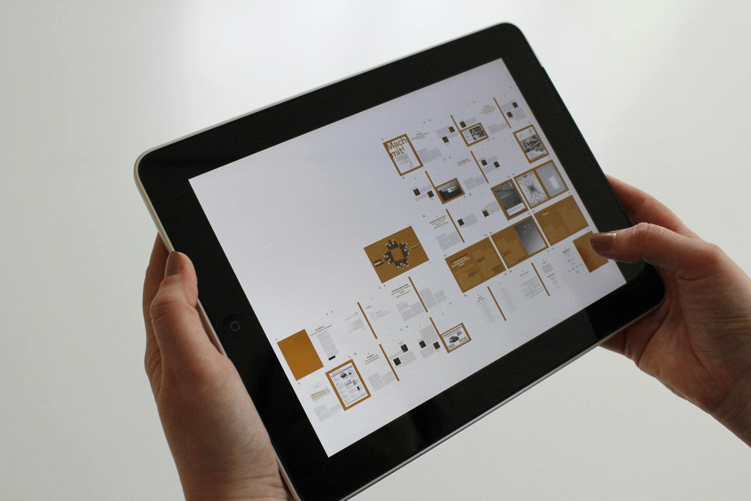 Moderne Benutzeroberfläche mit interaktiven Elementen und Micro-Animations