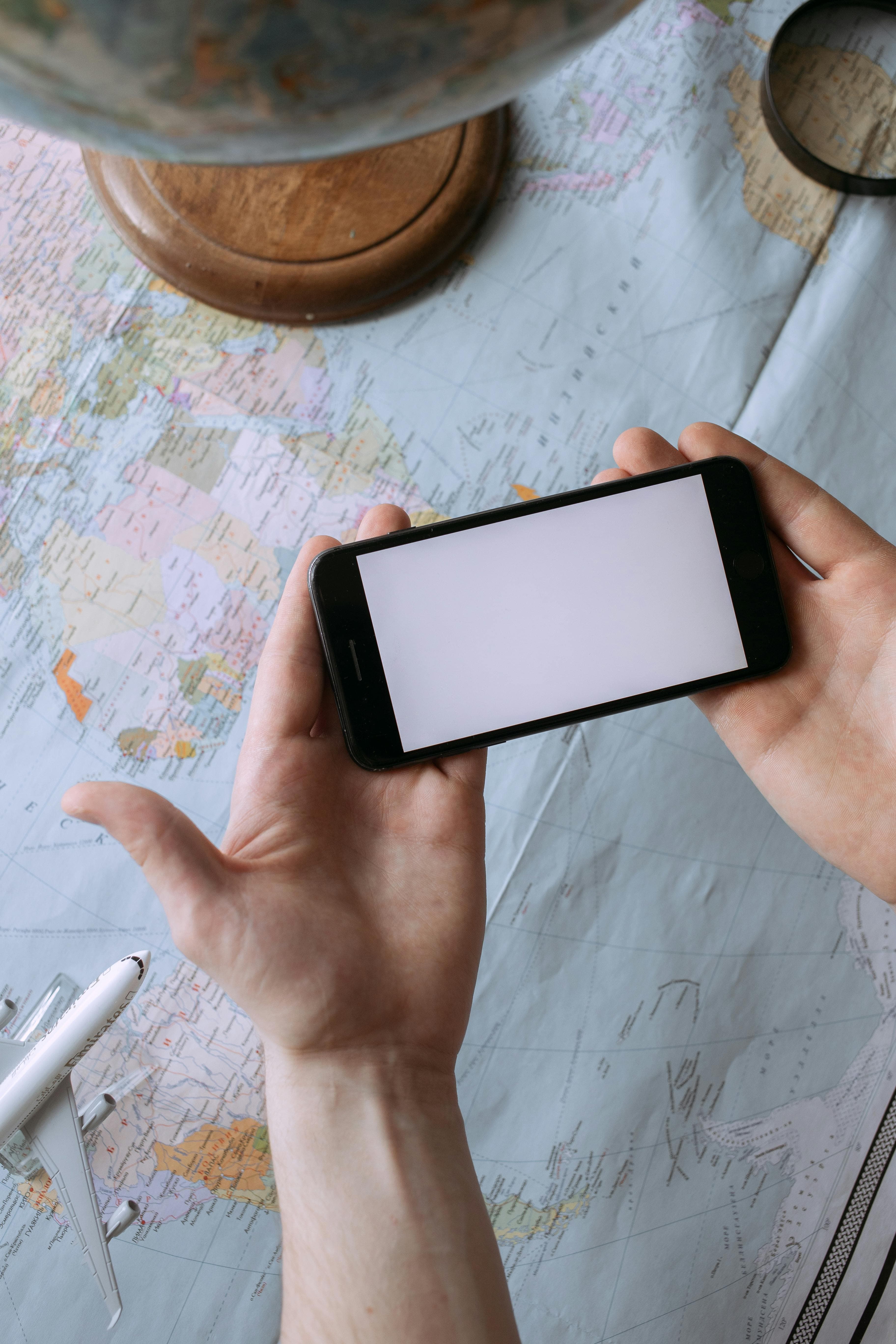 Globales Netzwerk mit Verbindungslinien zwischen Kontinenten